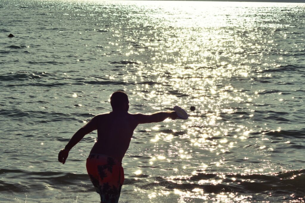 Jogando frescobol em Ilhabela.
