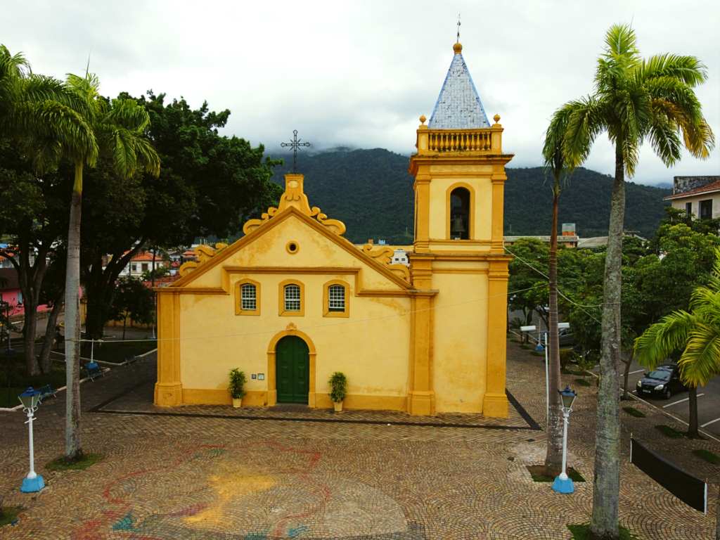 Igreja Matriz de São Sebastião, possui uma torre, sendo na cor amarela.