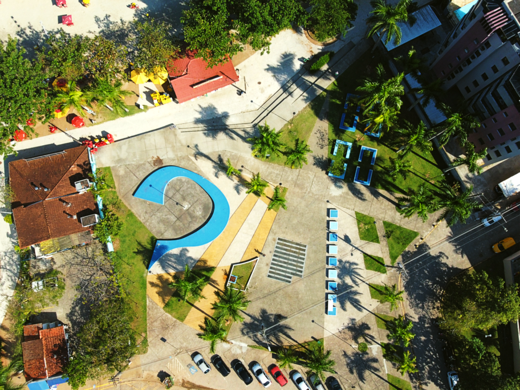 Vista aérea  da Orla e Praça na Prainha em Caraguatatuba.