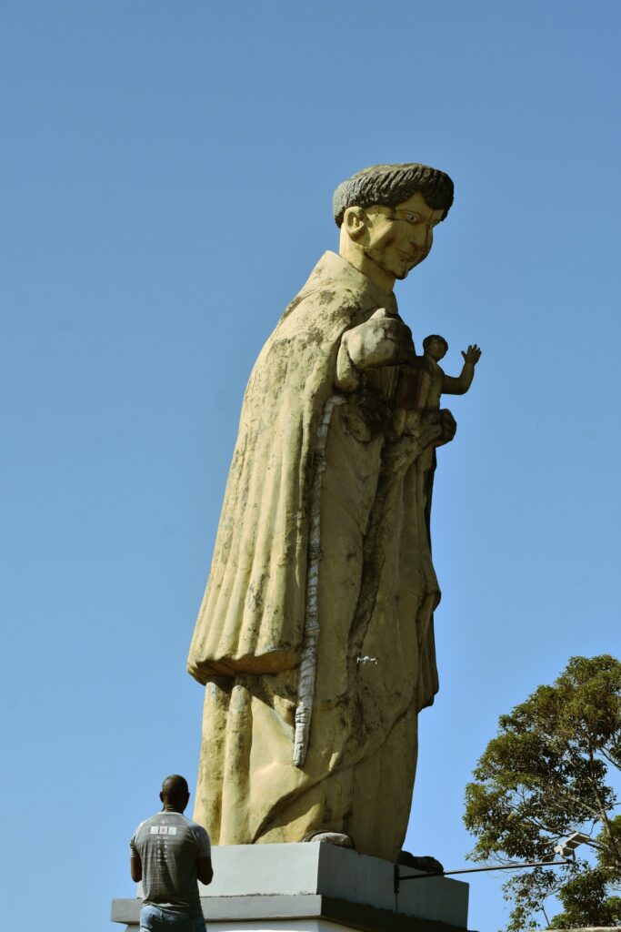 Imagem do perfil da Estátua de Santo Antonio no Mirante Morro de Santo Antonio.