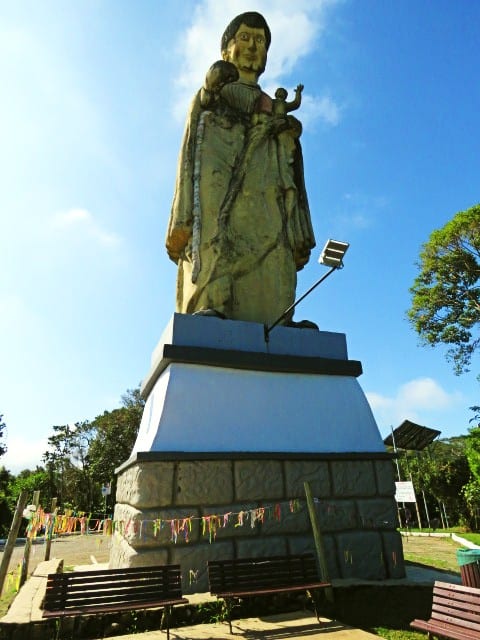 Imagem da frente da Estátua de Santo Antonio no Mirante Morro de Santo Antonio.